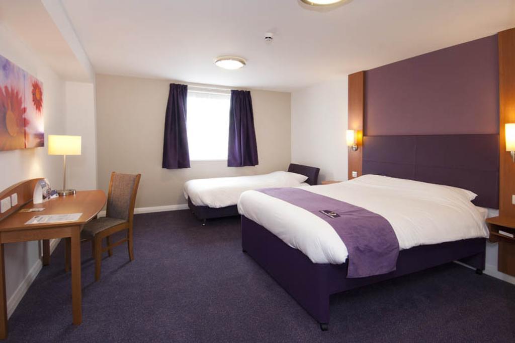 Premier Inn Falkirk East Стая снимка