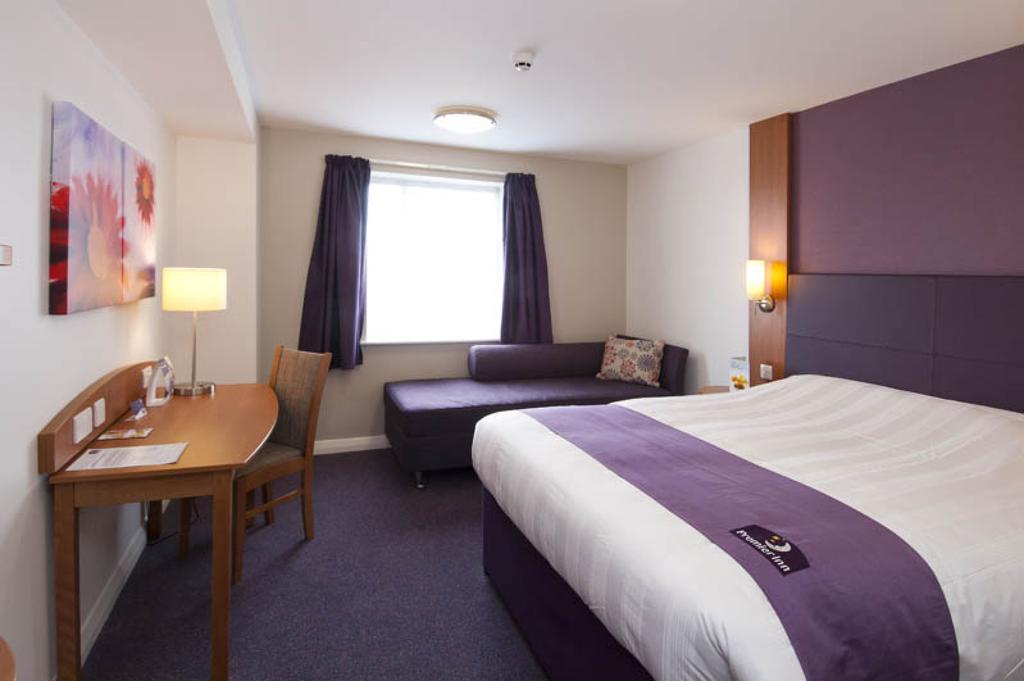 Premier Inn Falkirk East Стая снимка