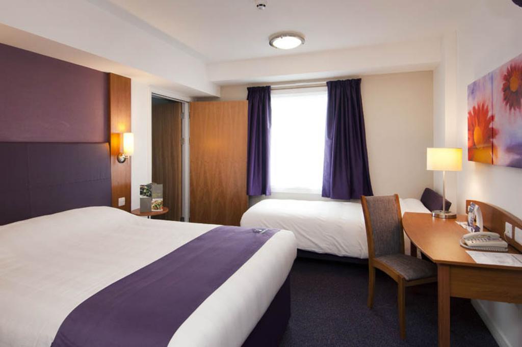Premier Inn Falkirk East Стая снимка